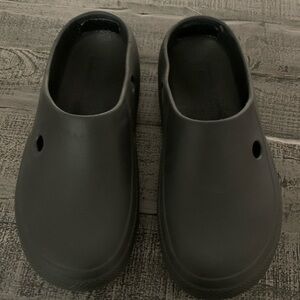 CROCS Strapless Black Slip-On Clogs, Like New, Men’s 7/ Womens 9 Black
